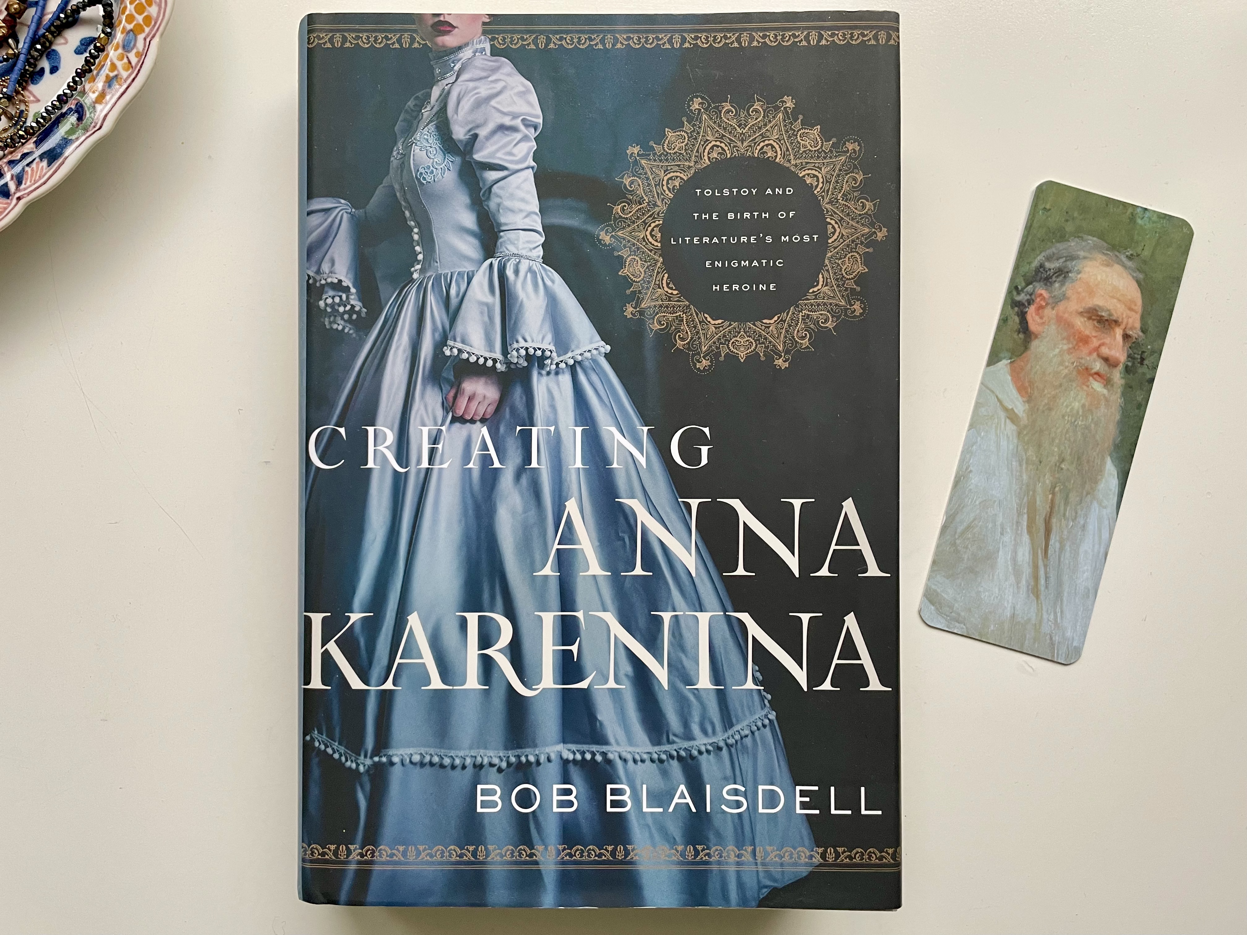 het boek Creating Anna Karenina ligt op mijn bureau met een boekenlegger met Tolstoj erop ernaast